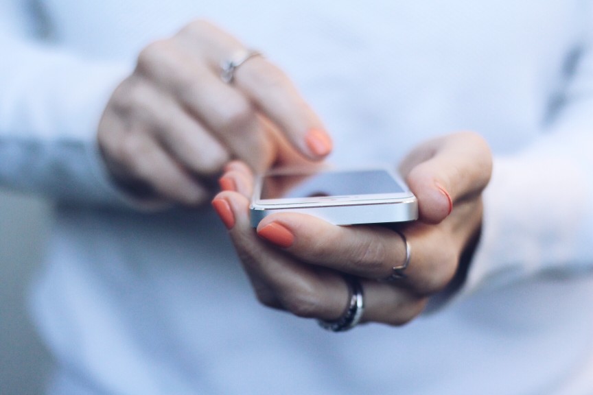Femme utilisant son smartphone, iphone blanc
